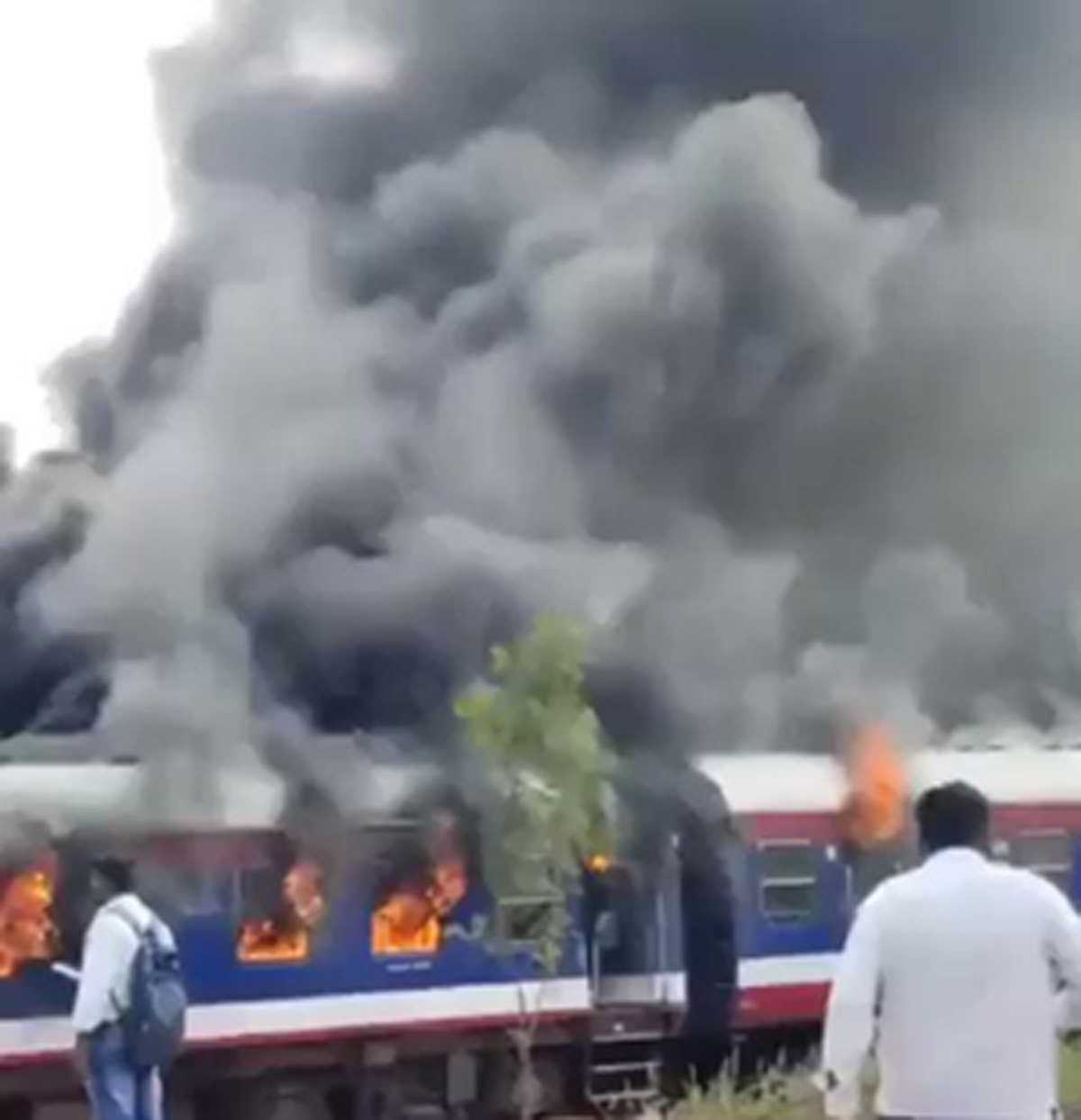 आगरा में पातालकोट एक्सप्रेस के दो डिब्बों में लगी आग